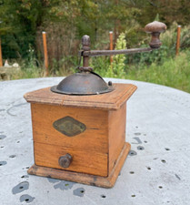 Vieux moulin à café avec le