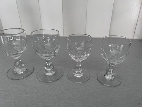 Anciens verres pied - a, en