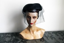 Chapeau noir en paille avec