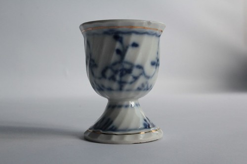 Ancien coquetier porcelaine