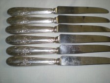 SIX GRANDS COUTEAUX DE TABLE