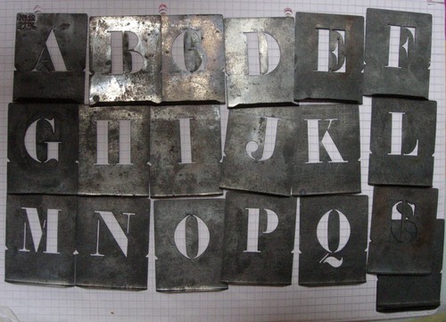Pochoirs metal alphabet - pochoirs, w