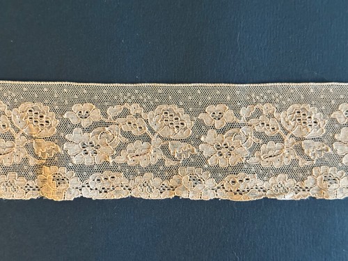 Dentelle ancienne couleur