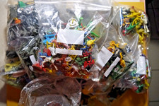 Gros lot de figurines plastique vintage , animaux soldats cowboys indien viking