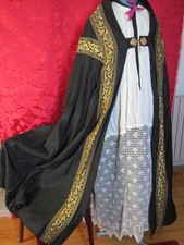 CHAPE Noire avec Broderies Fil