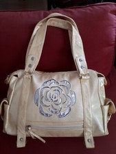 Sac à main fantaisie beige brillant à multiples poches
