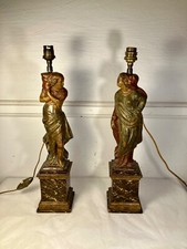 Originale paire de lampes en bois sculpté. Sujets à l’antique. Milieu XXème.