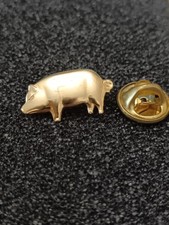 Pin's Pins Pin Enamel 56 Métal Doré VÊTEMENTS JEANS Cochon  "NAF NAF" 