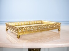 Plateau En Bronze Doré et un centre en broderie placé entre deux inserts en verr