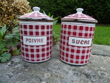 2 ANCIENS GRANDS POTS EN TÔLE ÉMAILLÉE ROUGE À CARREAUX , BB FRÈRES,  BISTRO