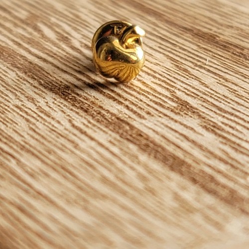 Golden apple pin - pin, miniature
