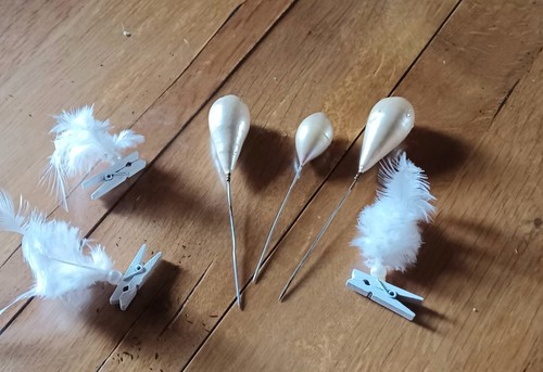 Trois épingles chapeau - trois,