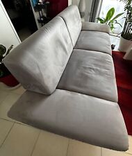 Canapé blanc et gris. 