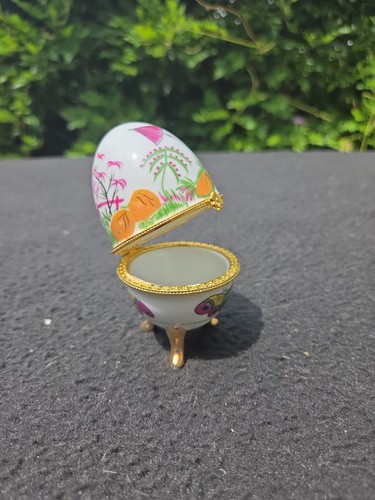 Oeuf en porcelaine pilulier