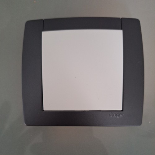 Plaque enjoliveur hager - +,