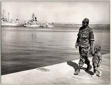 Photographie argentique 1961 Conflit de Bizerte Tunisie Militaire et enfant
