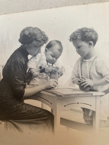 Ww1 era mother with children - era,