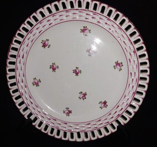 Assiette ajourée aux - , roses