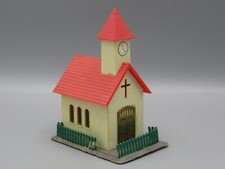 Chapelle blanche avec horloge