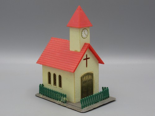 Chapelle blanche avec horloge