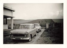 ANCIENNE PHOTOGRAPHIE CIRCA 1955 A QUIBERVILLE VOITURES ANCIENNES DEVANT VILLA