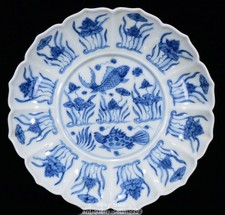 7.2 "Ming Chenghua marqué bleu blanc porcelaine poisson algues motif plat