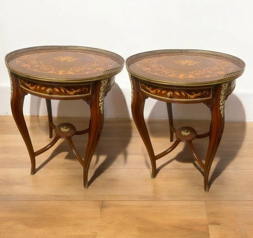 Une paire tables - une, de