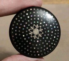 Boite ronde  18e siècle Incrusté d'étoiles en Nacre Et décor argent  