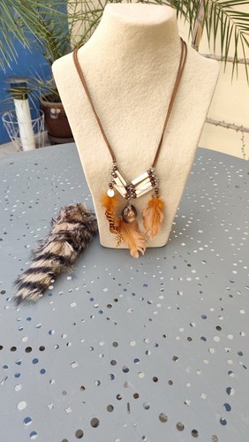 Collier indien avec - plumes, et
