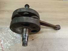UN VILEBREQUIN BIELLE MOTEUR