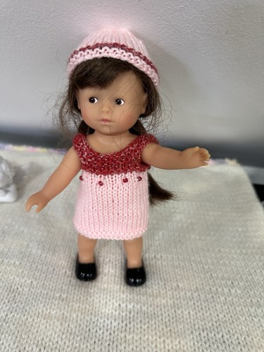 Tenue pour poupée type