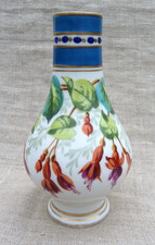 VASE EN PORCELAINE, DÉCOR AUX