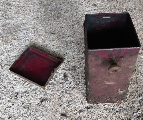 Boite outils derriere moteur - a,