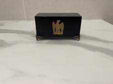 socle en bois noir brillant