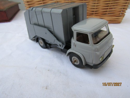 Ancien camion saviem - ancien, benne