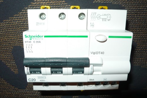 Disjoncteur triphase a9n21046 - disjoncteur,