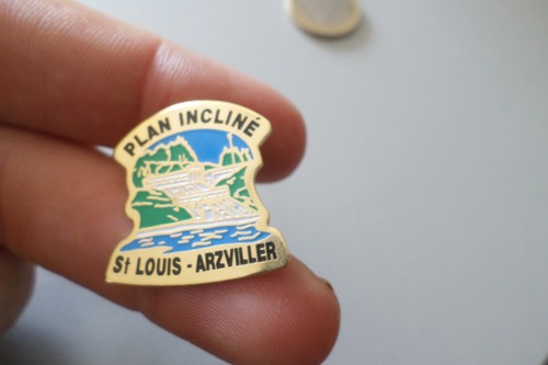 Rare badge pin - broche, plan