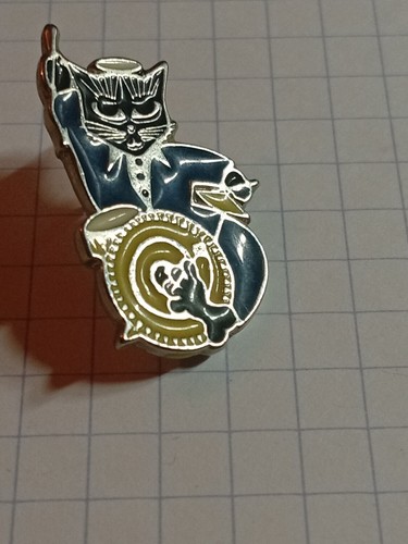 Pin chat musicien batteur - pin's,