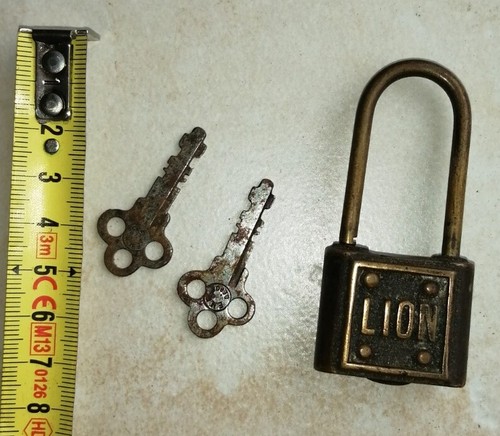 Ancien cadenas lion - t2-,