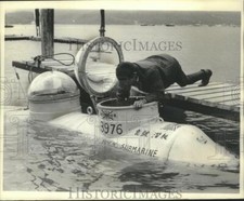 1968 Press Photo Charles Yeun Adds Oxygen and Batteries into Miniature Submarine