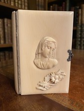 Reliure ivoirine applique en