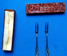 2 fourchettes à 2 dents HANSEAT 90 en métal argenté.  En coffret.  Bon état.