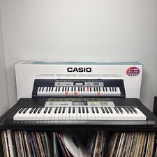 Casio LK-135 - Lighted 61 Key Light Up Keyboard Digital Electronic Piano + BOX