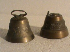 lot de 2 petites cloches: en bronze: 1 de villedieu les poeles: autre montagne