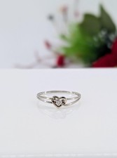 Bague en or blanc motif coeur