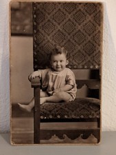 Bébé souriant assis sur