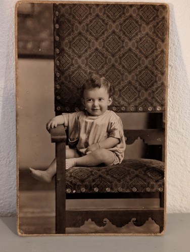 Bébé souriant assis sur