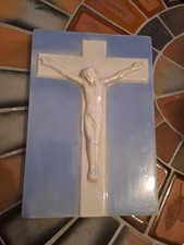 Desvres. Plaque en ceramique avec un crucifix en relief. Signé  Ancien...