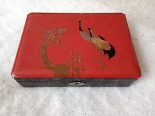 Boîte à bijoux ou coffret en bois laqué  rouge et noir à décor de gruesJapon