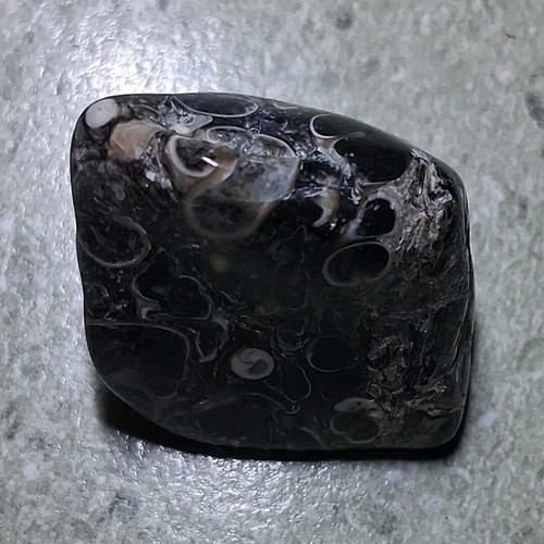 Agate noire galet poli - , à
